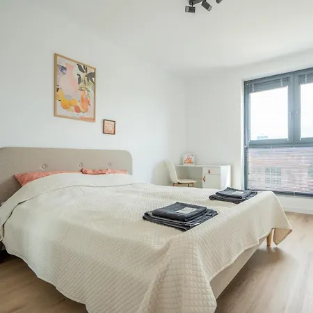 Apartment Cozy Modern With Stunning View! *
