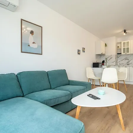 Apartment Cozy Modern With Stunning View! *